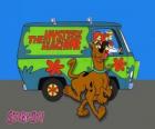 Scooby Doo, klasik ve hippi Volkswagen kamyonet önünde gurur